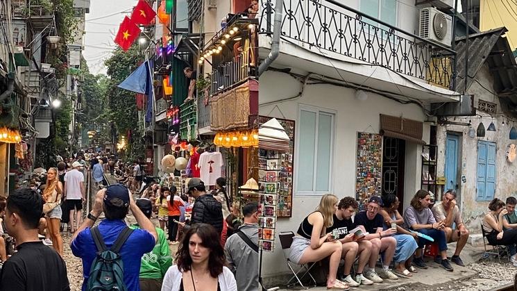 la rue très animée avant le passage du train à Hanoi 