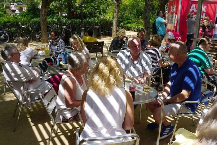 Des touristes assis à une terrasse