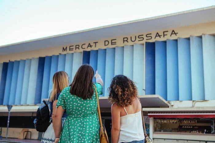 des touristes devant le mercat de ruzafa