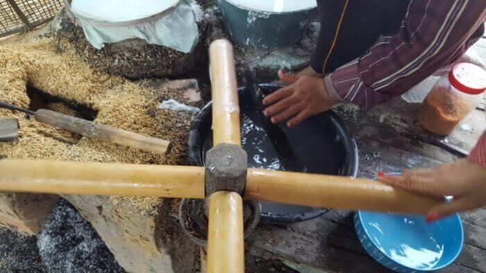 Tourniquet avec les tubes de bambou sur lesquels sont déposées les galettes après cuisson (photo : Pascal Médeville)