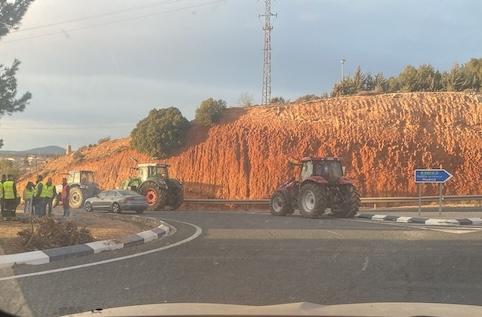 des tracteurs à un rond point route madrid valence