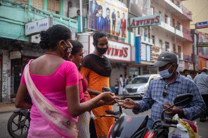 Transgenres mendiant dans une rue de Pondichéry