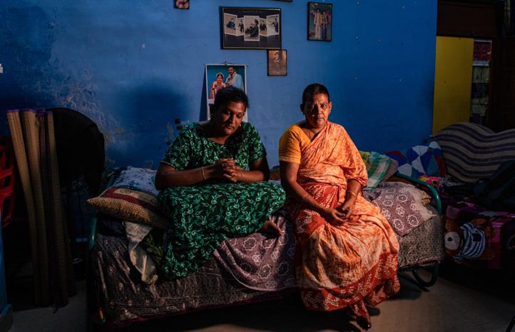 Savitha, transgenre et sa mère chez elles à Ariyankuppam, Tamil Nadu