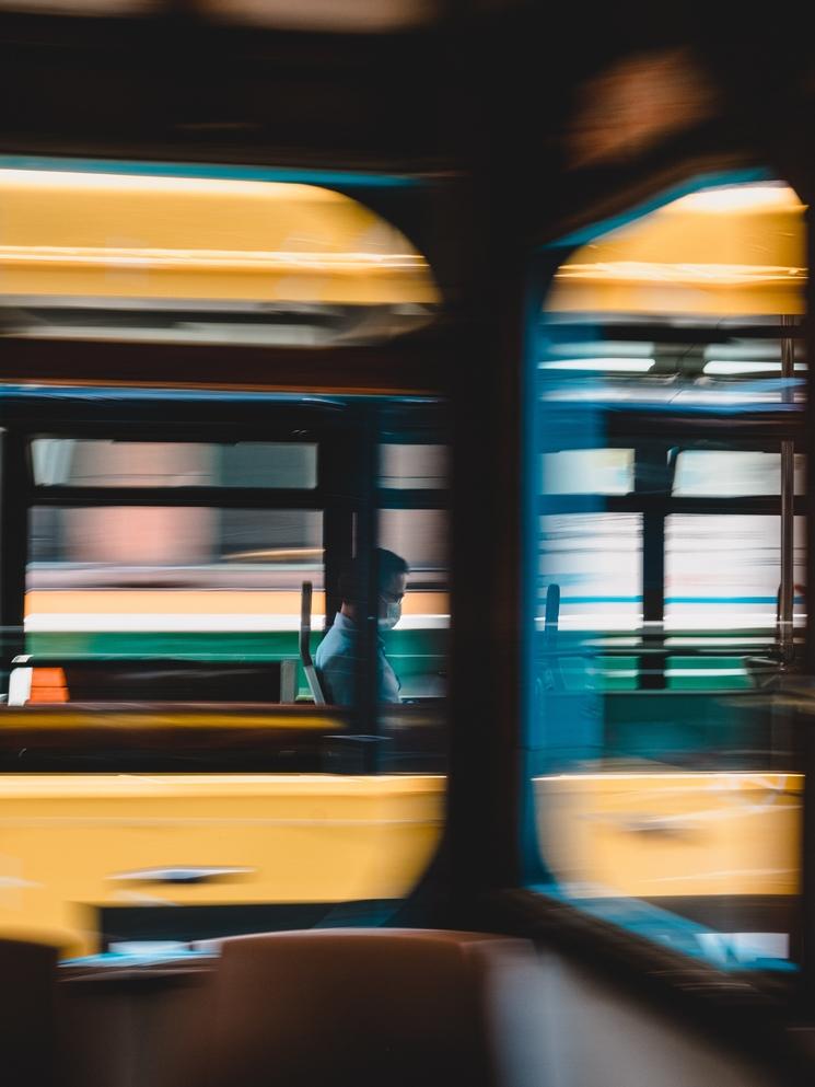 Un homme portant un masque dans le métro à Berlin