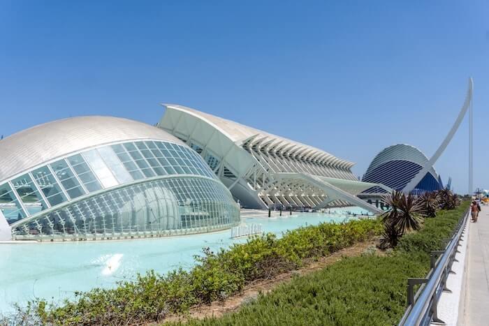 la cité des arts et des sciences et le ciel bleu à Valencia