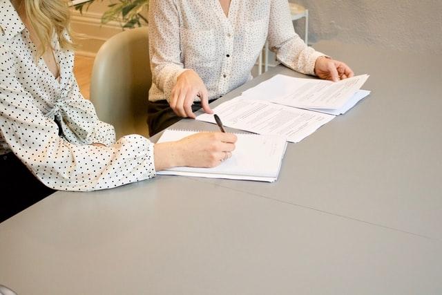 Deux femmes signent un contrat de travail