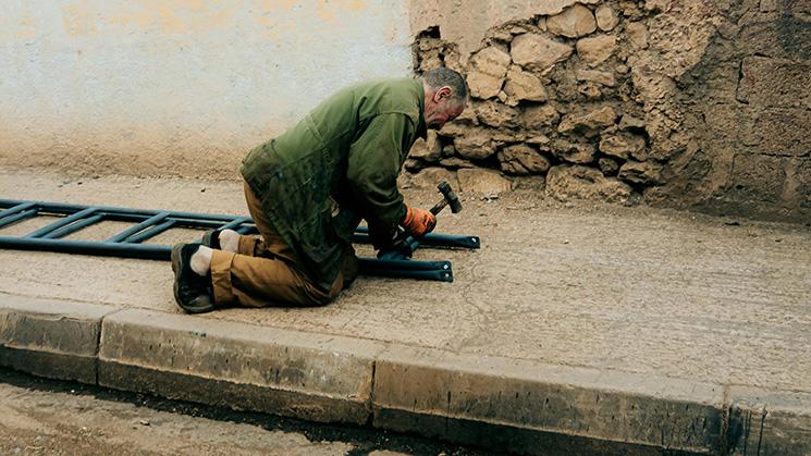 Homme travailleur au Maroc