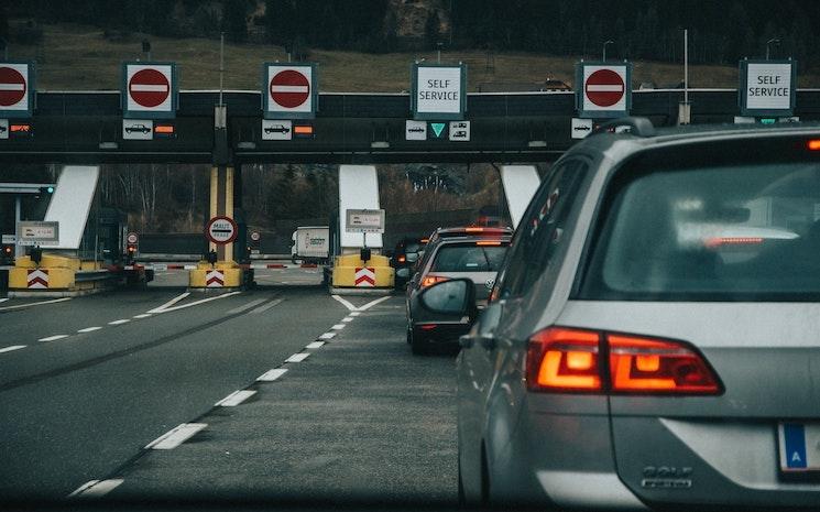 voitures de travailleurs transfrontaliers à un péage