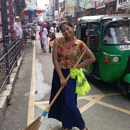 Une Sri Lankaise dans une rue de Colombo