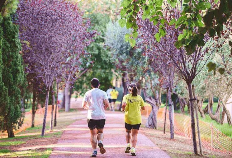 un homme et une femme en train de courrir au turia