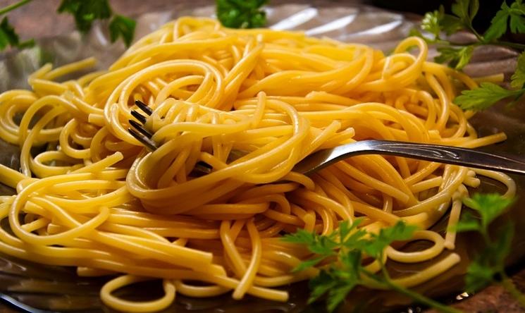 un plat de spaghettis avec persil