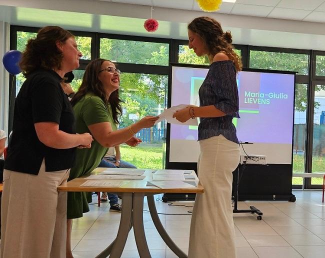 une jeune fille reçoit son diplôme