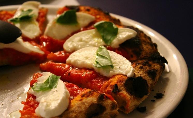 une pizza avec mozzarella