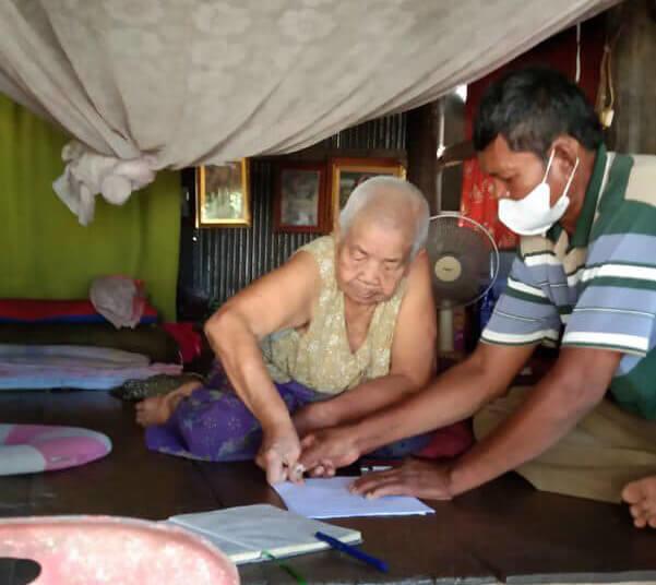 une veille cambodgienne rempli des papier d'aide sociale.jpg