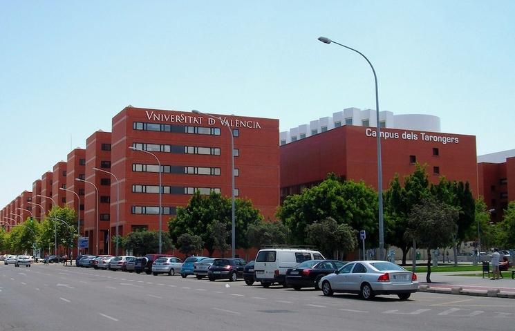 un campus d'université avec des bâtiments oranges 