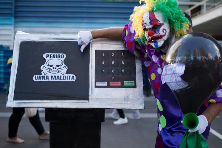 Manifestant contre le vote électronique