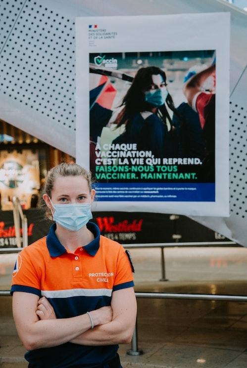 Une employée d'un centre de vaccination en France