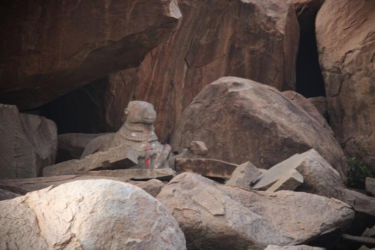 Vache sculptée entre des rochers à Hampi