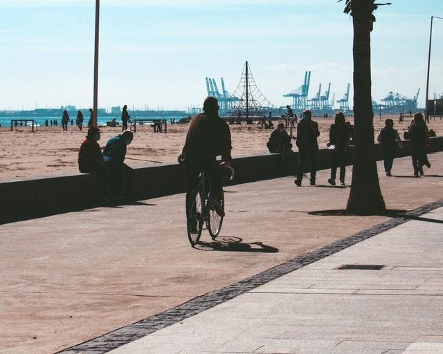 un cycliste au bord de la plage