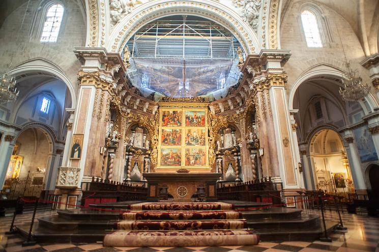 un retable dans une église 