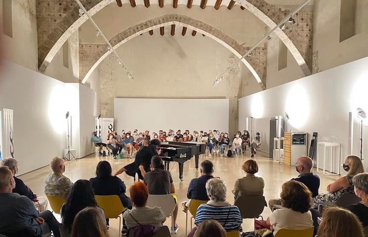 des personnes assises pendant un concert de piano