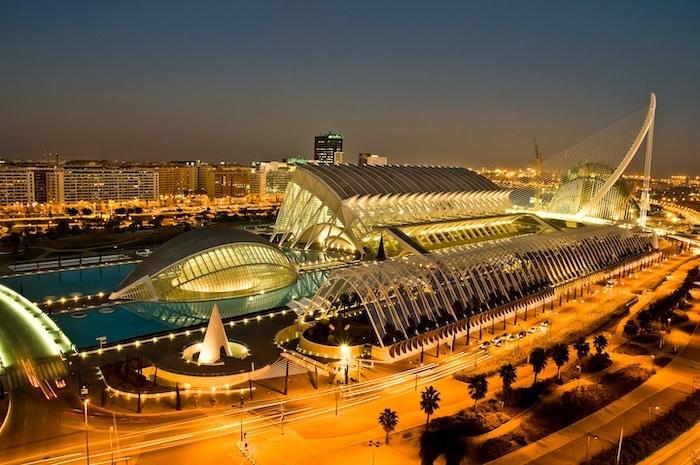 la cité des arts et des sciences illuminée la nuit à valencia