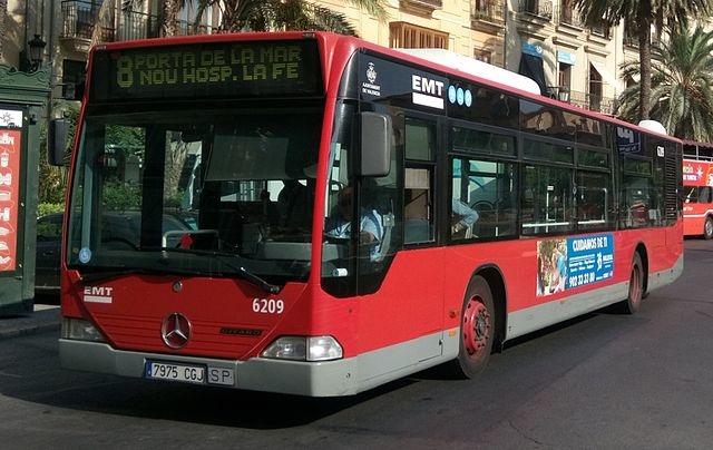 un bus rouge en train de rouler a valencia