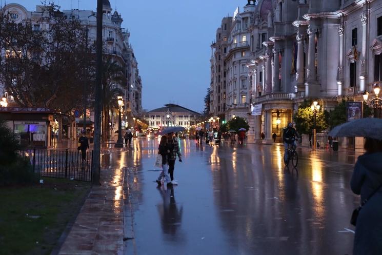 des personnes dans la rue la nuit