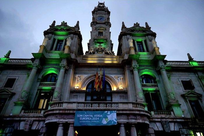 La façade de l'ayuntamiento de Valencia illuminée de vert