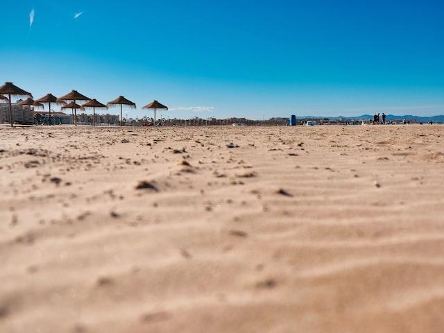 une plage avec du sable et le ciel bleu a valencia