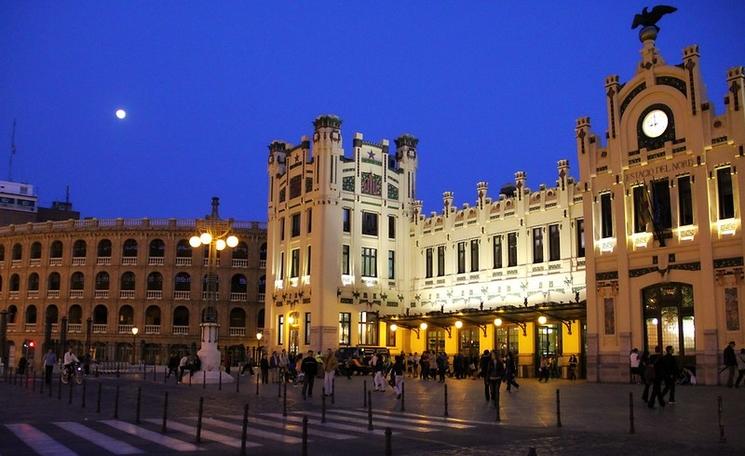 une gare éclairée la nuit 