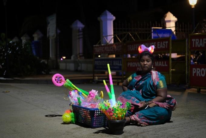 Vendeuse de jouets lumineux en inde