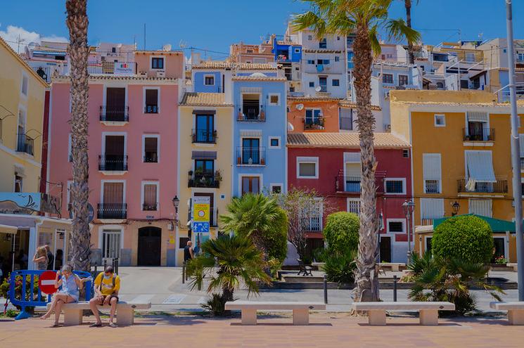 des maisons avec des façades jaunes, roses, rouges et bleues