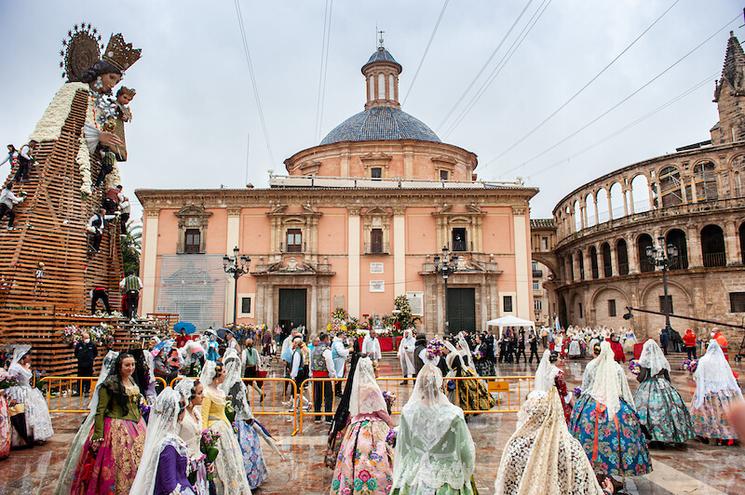 des femmes en robes traditionnelles sur une place