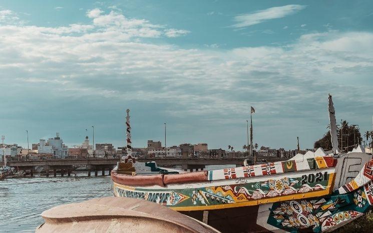 Pirogues dans le port de Saint-Louis, Sénégal 