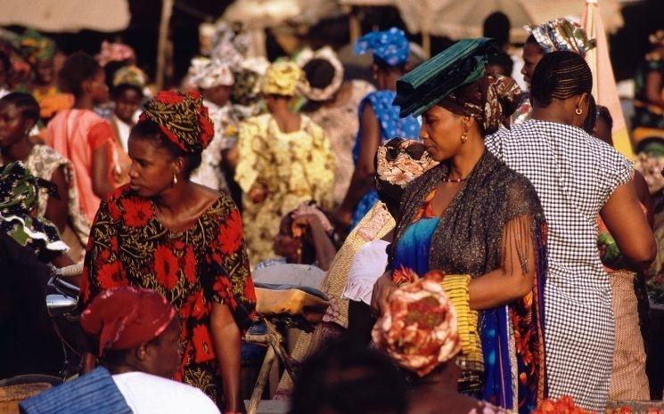 Femmes dans les rues de Ziguinchor 