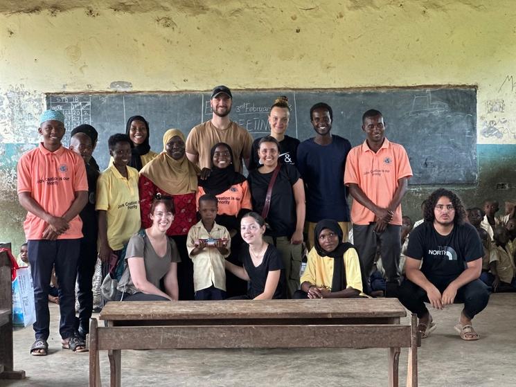 Pauline est partie à Zanzibar pour son projet humanitaire, au sein d'une école zanzibaraise