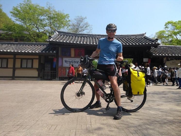 Frédéric Albert à vélo en Corée du Sud