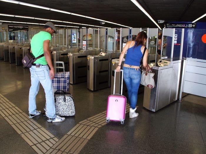 des voyageurs rentrent dans le metro de barcelone