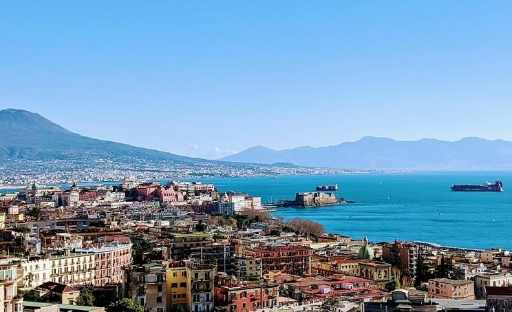 vue sur la ville de Nplaes sur la mer