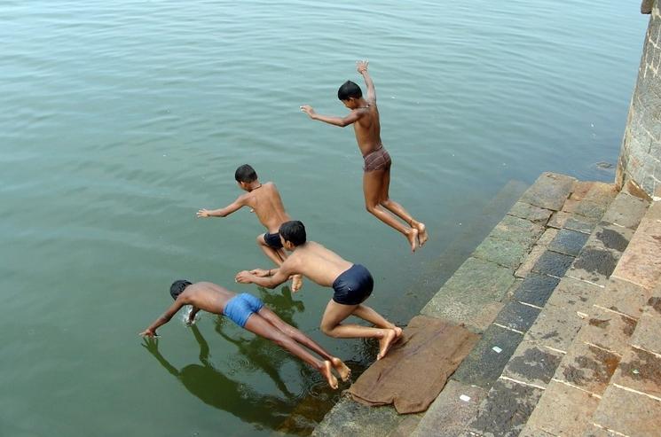 Enfants indiens sautant à l'eau. 