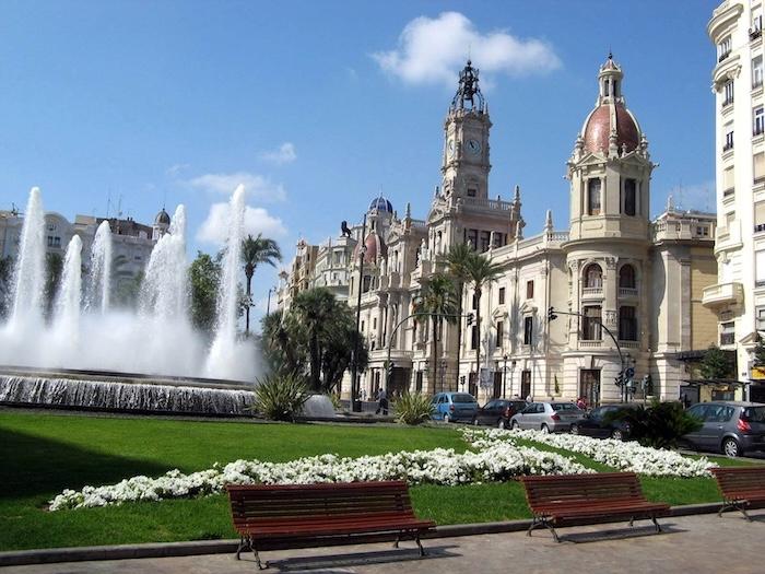 la plaza del ayuntamiento avec sa fontaine à valencia en espagne