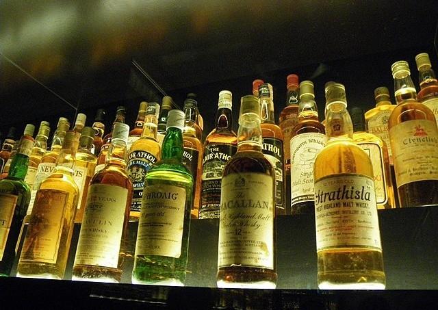 Bouteilles de whisky et de scotch dans un bar de Mumbai