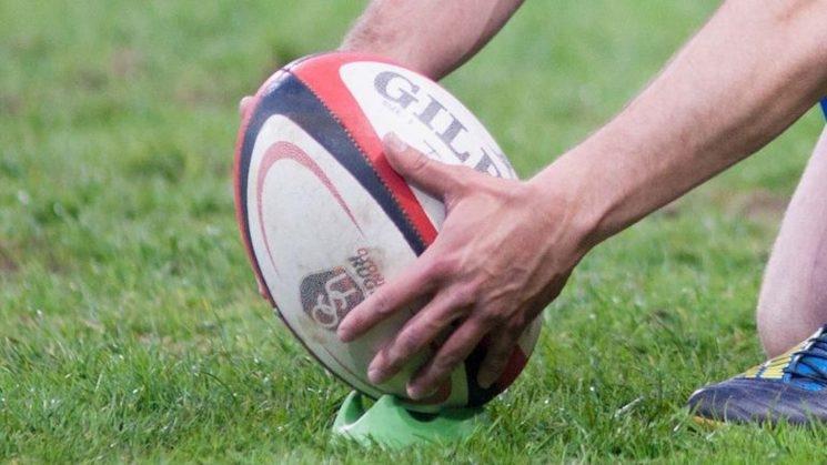 Un ballon de rugby qu'un joueur du XV de France dépose sur la pelouse pendant le Tournoi des Six Nations 2023